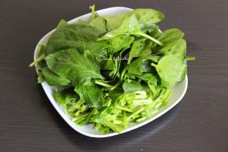 菠菜洗净，切段，如果孩子在三岁以下，要把菠菜切的碎或吃的时候只给粥，不要个菠菜。