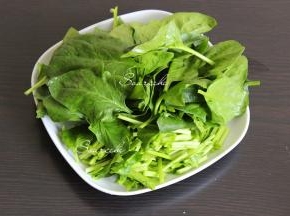 菠菜洗净，切段，如果孩子在三岁以下，要把菠菜切的碎或吃的时候只给粥，不要个菠菜。