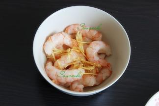 虾仁解冻，洗净，去虾线，放盐、生抽、油、胡椒粉、生姜搅拌均匀腌制。我用的这种虾仁是去虾线了的，但是要检查一下，有时候会没去干净。胡椒粉可以去腥增加香味，还能春寒。