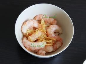 虾仁解冻，洗净，去虾线，放盐、生抽、油、胡椒粉、生姜搅拌均匀腌制。我用的这种虾仁是去虾线了的，但是要检查一下，有时候会没去干净。胡椒粉可以去腥增加香味，还能春寒。