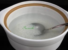 浸泡的大米倒入砂锅，加入适量的水，一般水和大米的比例为1:6，喜欢吃稠的可以按1:5。