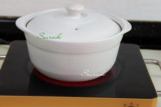 盖上盖子，水煮沸之后，改为小火慢炖2-3小时，可以设置定时，这样就不用守着，设置定时一定要不能把盖子盖得太严实，可以在盖子上放一个牙签或筷子，这样粥就不会溢出来。