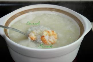 熬好的白粥浓香顺滑，改为旺火，把腌制好的虾仁倒入锅里，快速烫熟虾仁，