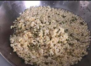 绿豆提前一天浸泡，第二天可以看到已经涨发了，接着双手搓，用水冲掉绿豆皮，重复以上步骤将绿豆完全去皮备用。
