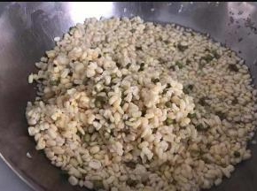 绿豆提前一天浸泡，第二天可以看到已经涨发了，接着双手搓，用水冲掉绿豆皮，重复以上步骤将绿豆完全去皮备用。