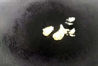 黄油放入锅内小火至融化。