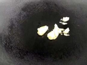 黄油放入锅内小火至融化。