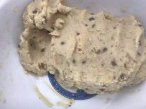 趁热将蒸好的绿豆捣成泥。