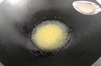 加入五位色拉油，搅拌均匀。