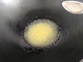 加入五位色拉油，搅拌均匀。