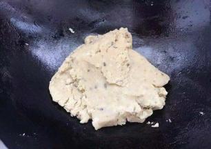 大概五分钟后加入细砂糖和麦芽糖继续翻炒，糖和豆泥完全融合后盛出备用。