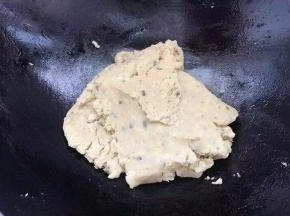 大概五分钟后加入细砂糖和麦芽糖继续翻炒，糖和豆泥完全融合后盛出备用。