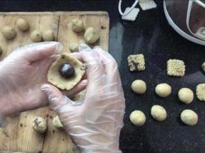 绿豆沙按扁，包入红豆沙。