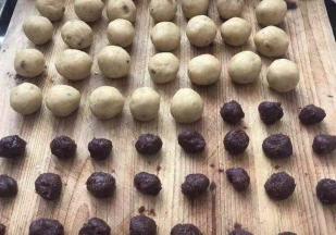 豆沙和绿豆泥的比例为1：2，我做25克的绿豆糕，豆沙8g，绿豆泥17g