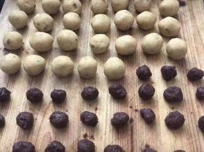 豆沙和绿豆泥的比例为1：2，我做25克的绿豆糕，豆沙8g，绿豆泥17g