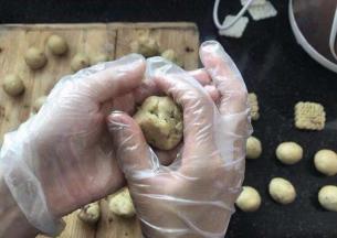 用虎口穴封口。