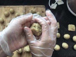 用虎口穴封口。