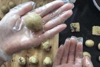 用手搓圆，用绿豆模具压出形状。