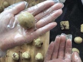 用手搓圆，用绿豆模具压出形状。