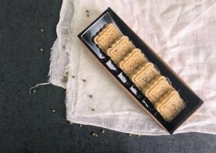 绿豆糕属于消暑小食排毒养颜，老人孩子都适合，炎热的夏天来一块再美味不过了。