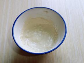 首先将面粉放入碗中，加入少量的水，调成面糊状备用。