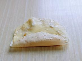 首先将一端往上折，再把外围一圈涂抹上面糊。(便于粘合)