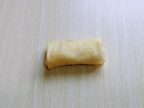 再将两边对折，卷起来收口朝下粘住即可。