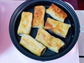 煎至两面金黄即可将早餐机断电。