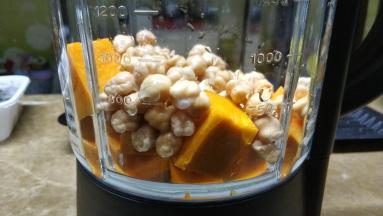 将泡好的鹰嘴豆和南瓜放入破壁机里