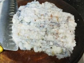 再将压偏的虾仁剁碎