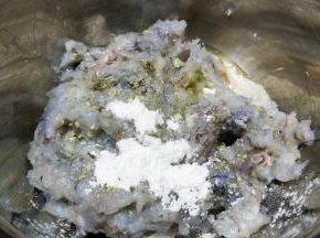 将剁好虾泥移入盘里，放入生粉、蒜盐、蛋白用筷子顺时针搅拌上筋