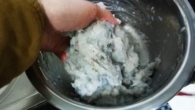 后用手甩打虾泥（至少200下）使虾泥更加Q弹