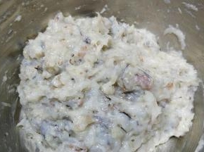 甩打完后的虾泥放入冰箱10分钟使虾泥更粘稠