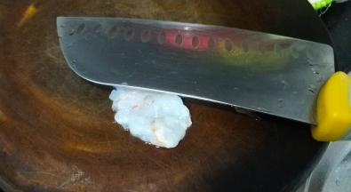 用刀背压扁虾仁