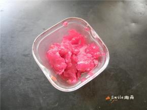 火龙果洗净表面，撕去表皮，留下红色果皮。