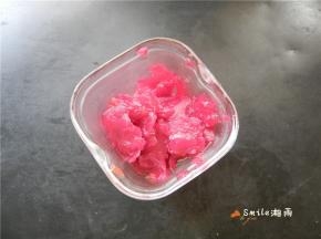 火龙果洗净表面，撕去表皮，留下红色果皮。