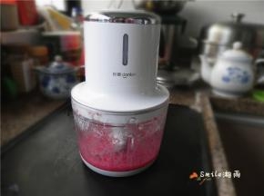 将74g果皮、40g牛奶放入机器搅拌成泥。