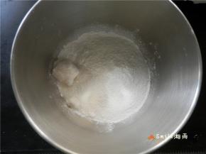 面粉、淀粉、泡打粉、白糖放碗中。