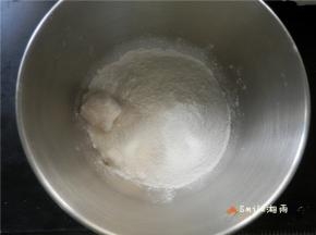 面粉、淀粉、泡打粉、白糖放碗中。