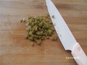 葡萄干切成小粒。
