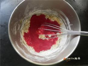 加入112g火龙果牛奶液，搅拌均匀（静置20分钟）。