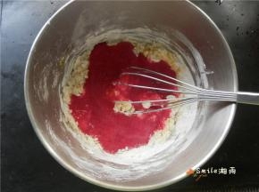 加入112g火龙果牛奶液，搅拌均匀（静置20分钟）。