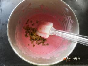 葡萄干加入面糊中拌匀