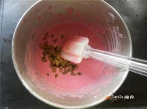 葡萄干加入面糊中拌匀