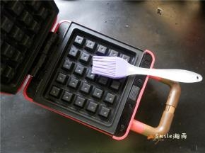 华夫饼机双面刷一层食用油，预热。