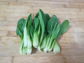 先做准备工作：青菜清洗干净。