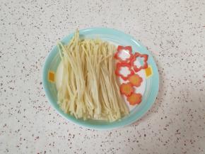 金针菇切去根部清洗干净，红萝卜用模具刻出花朵造型。