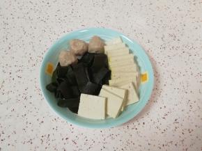 肉丸提前解冻，老豆腐洗干净切成片，海带洗干净切成宽条。