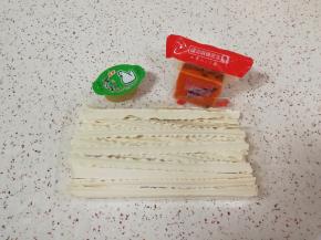 准备好浓汤宝、麻辣先生红小方火锅料和刀削面。