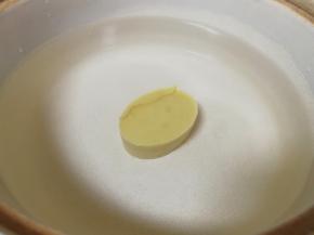 砂锅内加入水，放入浓汤宝烧开。